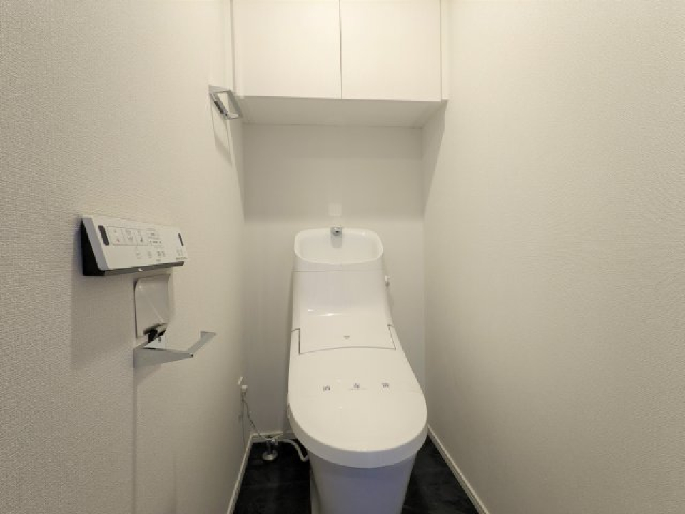 お掃除道具等を整理整頓できる、棚付きトイレです。