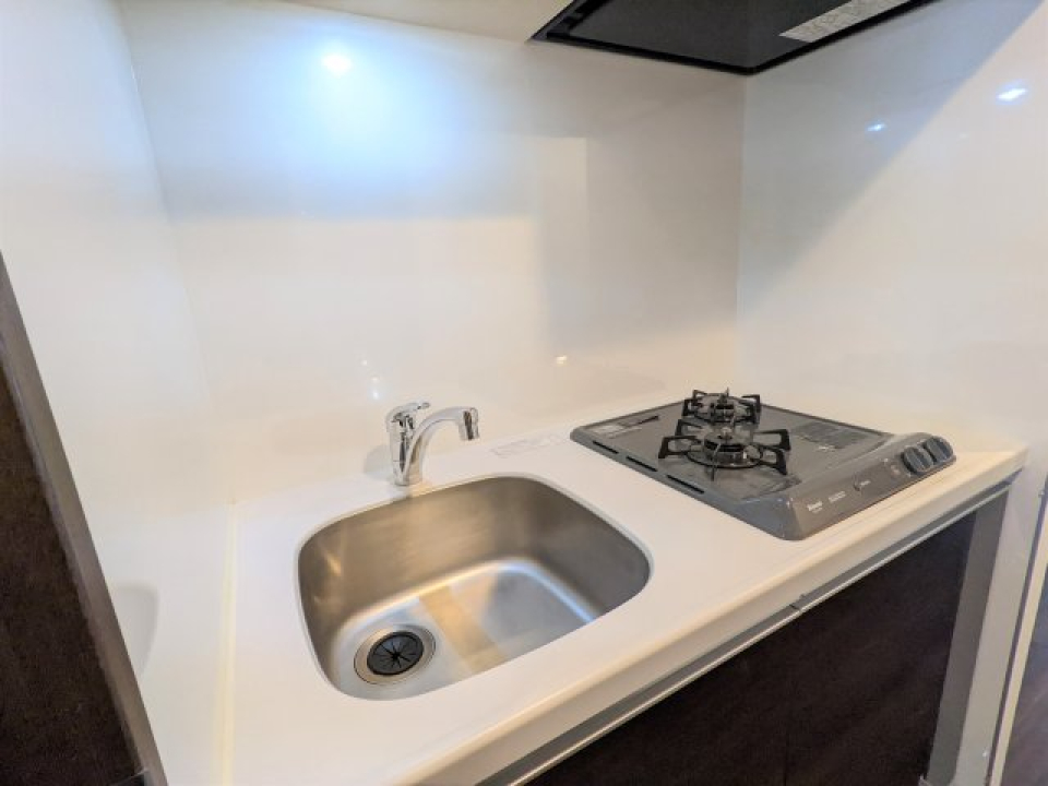 手元をスポットライトで明るく照らすことができる、システムキッチンです。