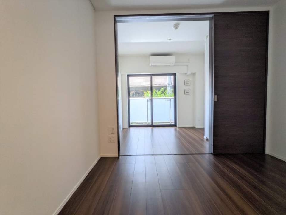 寝室からダイニングへ光が入り込む様子です。