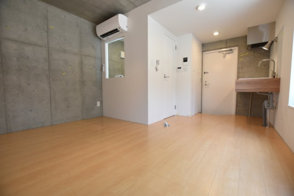 コンクリート張りの壁がクールな印象を与えてくれますね。