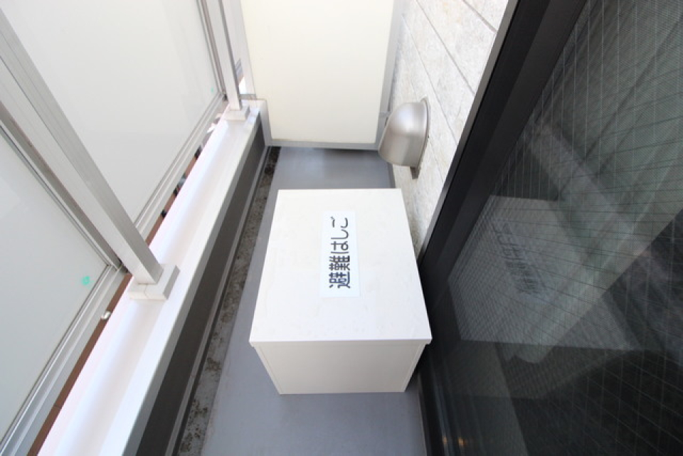 バルコニーの様子です。避難はしごが設置されています。