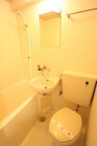 お掃除が楽な3点ユニットバスです。
※参考写真