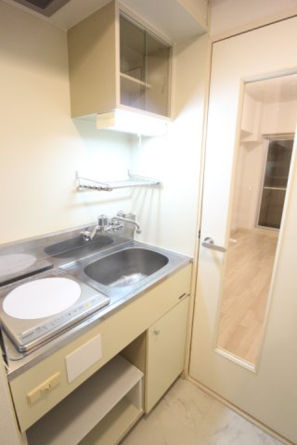 キッチンです。IHコンロが設置されています。
※参考写真