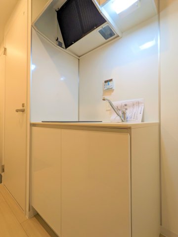 2口コンロのシステムキッチンです。白くていいですよね。