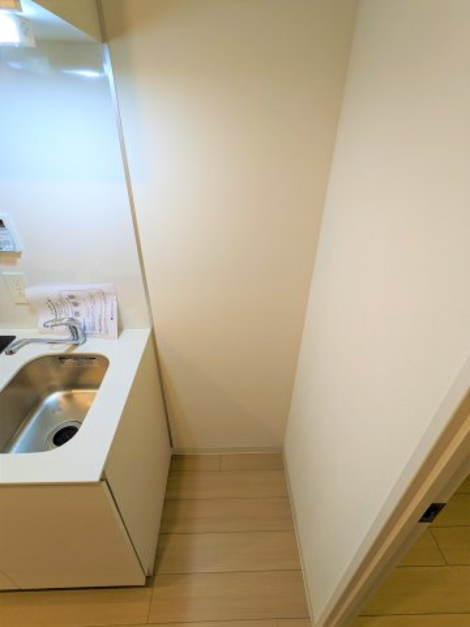 追い込まれた冷蔵庫のスペース。是非冷蔵庫置いてあげて下さい。