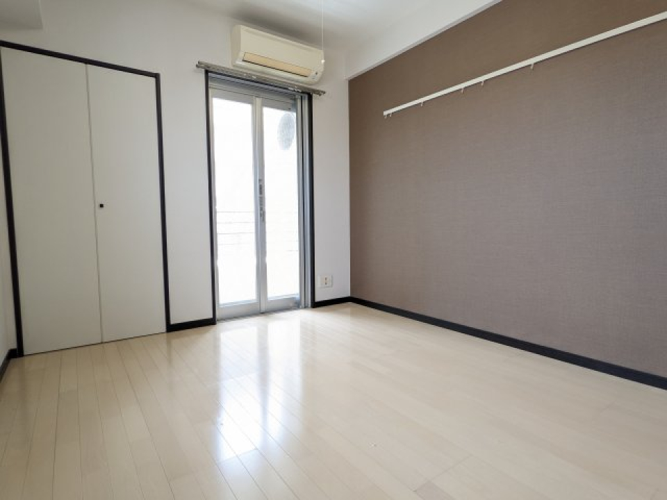 6帖の洋室です。角部屋で2面採光なので、日当たり良好です。