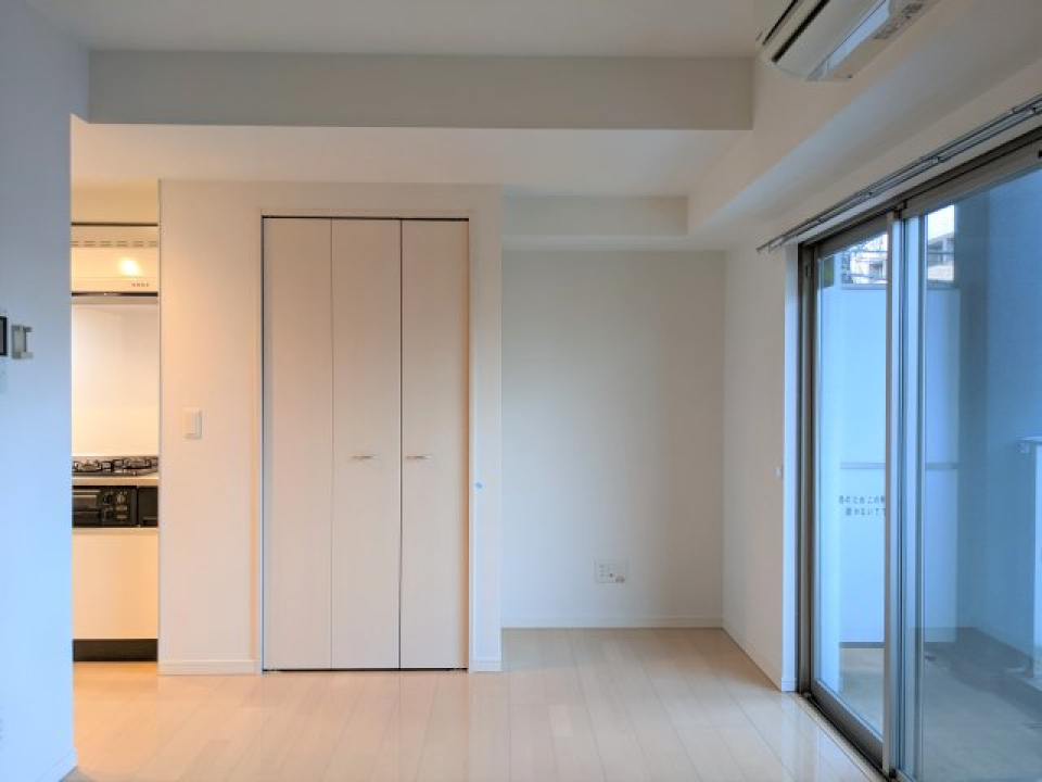 10.10帖の洋室です。ライトブラウンのフローリングで全体が明るくなります。