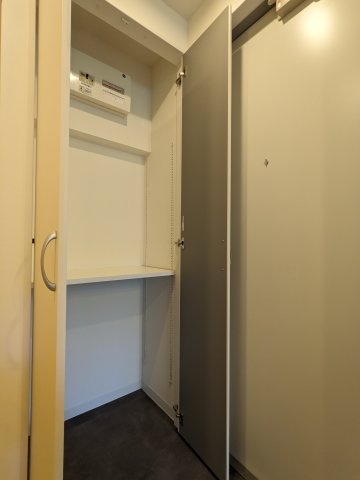 中身もたっぷり入りそうなシューズBOXです。棚をつけて自分だけのお気に入り空間を作ってみませんか？