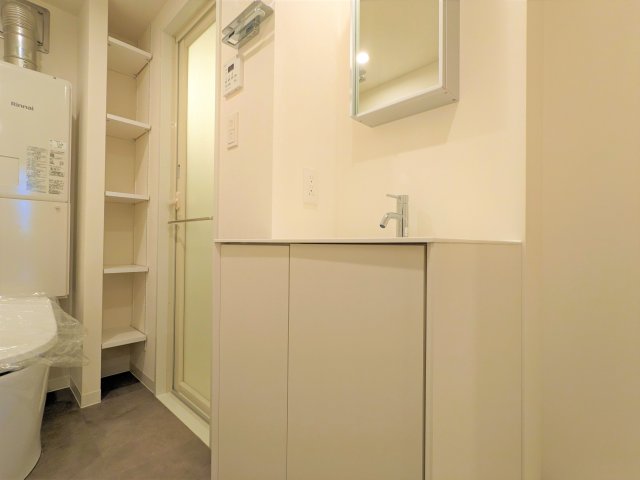 洗面台の鏡が壁にかかっているので、お掃除がしやすそうです。