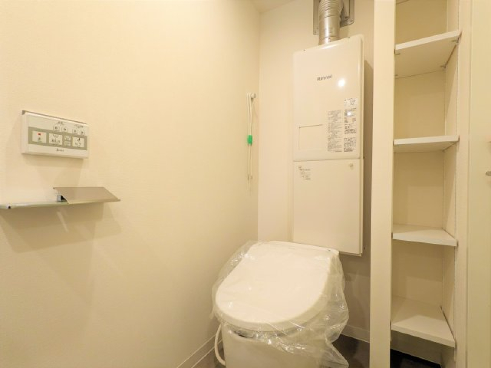 清潔感のあるトイレは、収納棚付き。