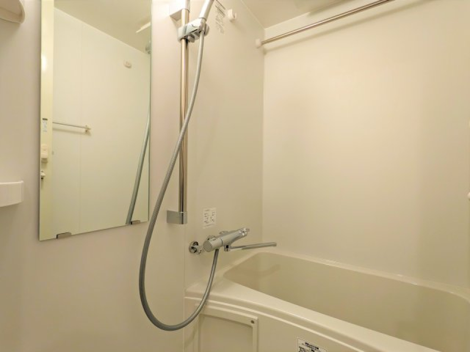 大きな鏡付きのバスルームは浴室乾燥機付きです。