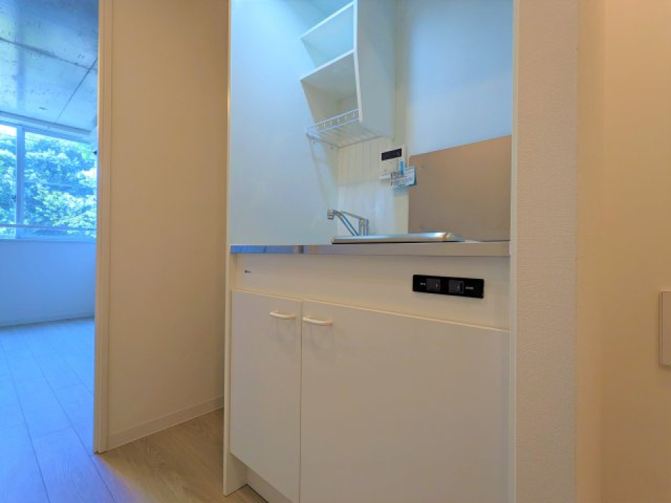 キッチンは白く、お部屋全体との色味の相性も良いです。