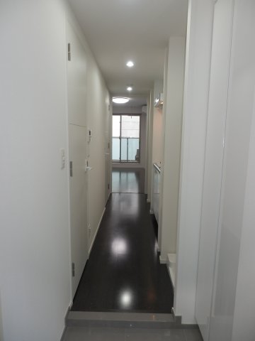 スッと長く続く廊下。