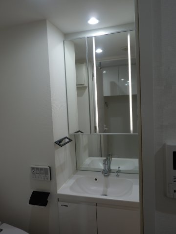 大きな三面鏡の洗面台。どんな角度の自分も見れます。