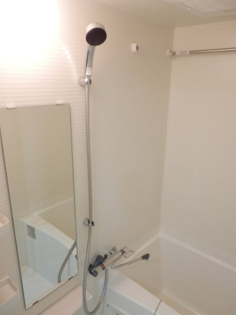 一日の疲れをリフレッシュ。浴室乾燥機付きのバスルーム。