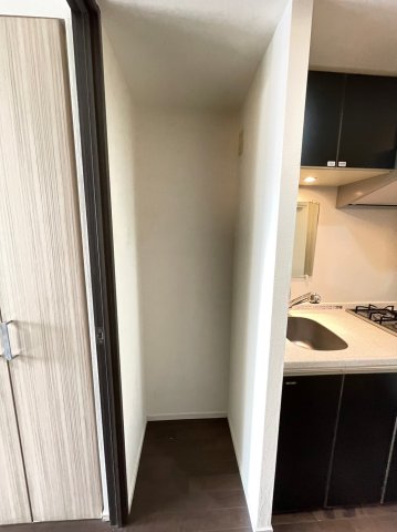 ここには冷蔵庫と電子レンジがぴったりだと思います。