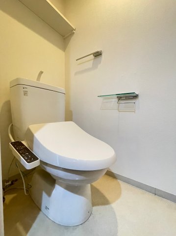 清潔感のあるトイレはウォシュレット付き。