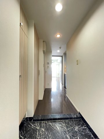 南向きのお部屋なので、廊下にも光が行き届き明るい印象に。