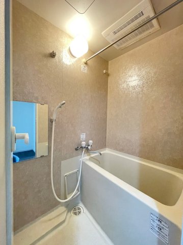 浴室乾燥機付きのバスルーム。