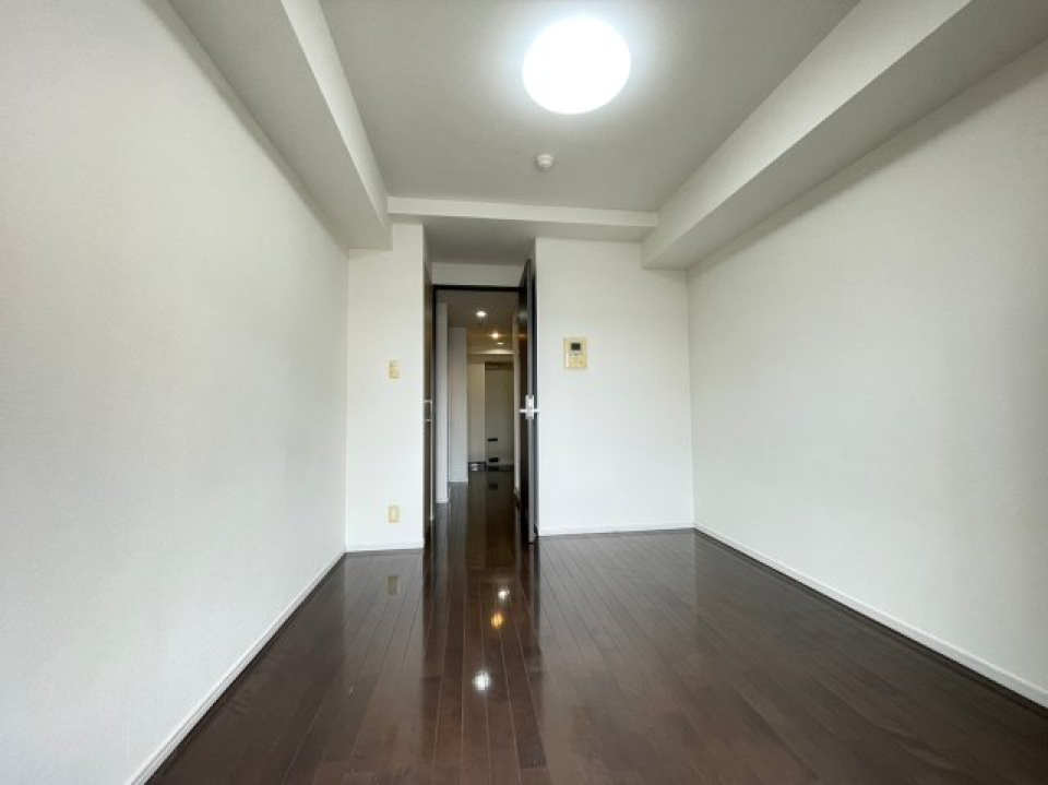 ダークな色味の床がアクセントになっているお部屋です。汚れが目立ちにくいのがいいところ。