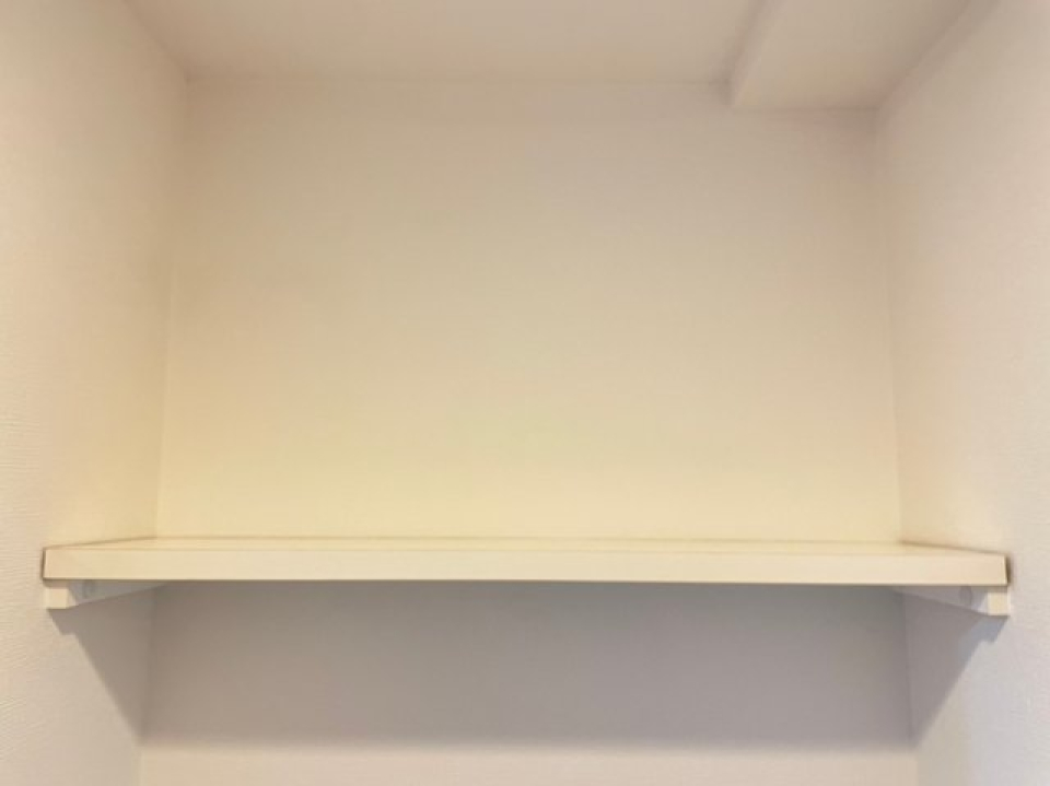 トイレ上の棚は何かと便利です。