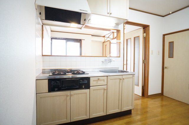 カウンターキッチンは3口コンログリル付きで、料理の幅も広がりそう。