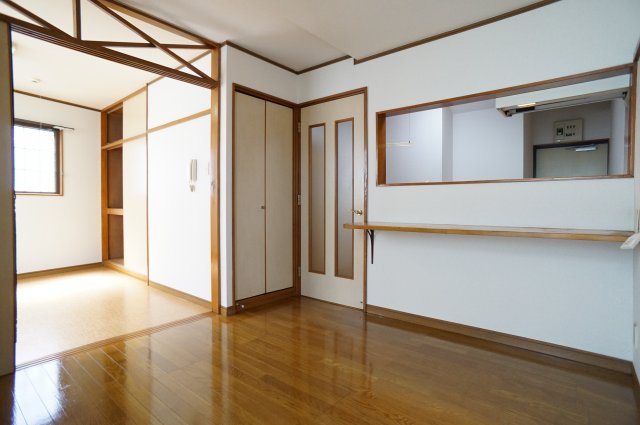 ダイニング５帖の横には洋室が６帖あります。