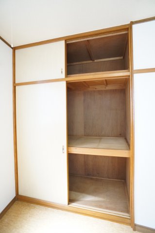 容量のある押し入れはセクションも分かれていて、整理整頓がしやすそうですね。