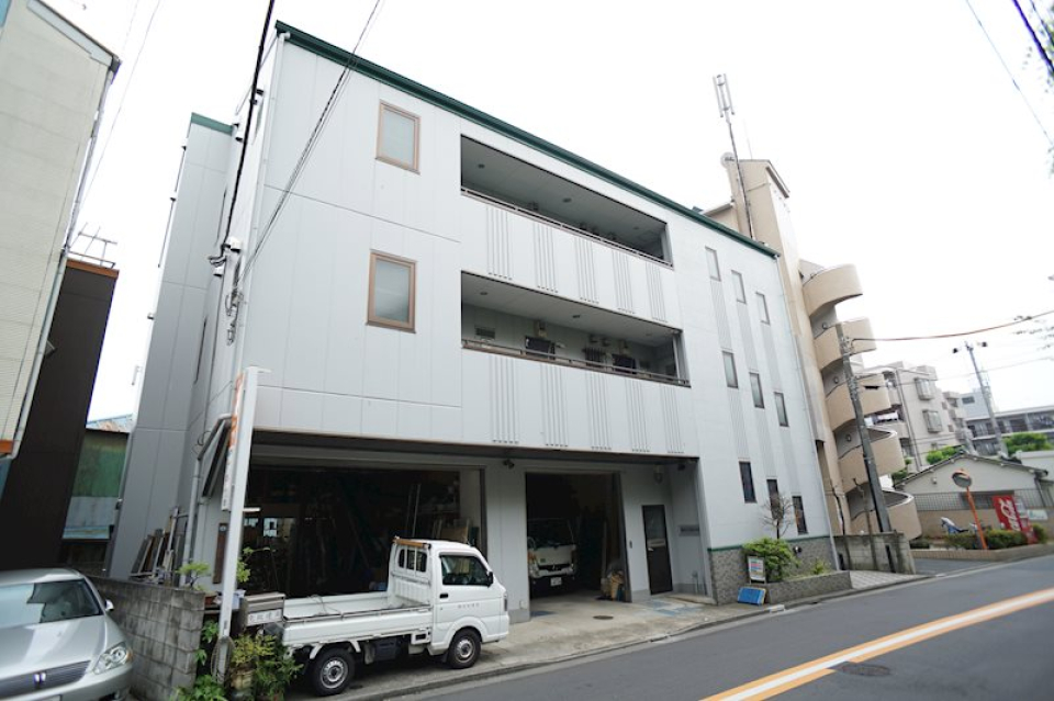 ３階建ての建物の２階にある角部屋です。