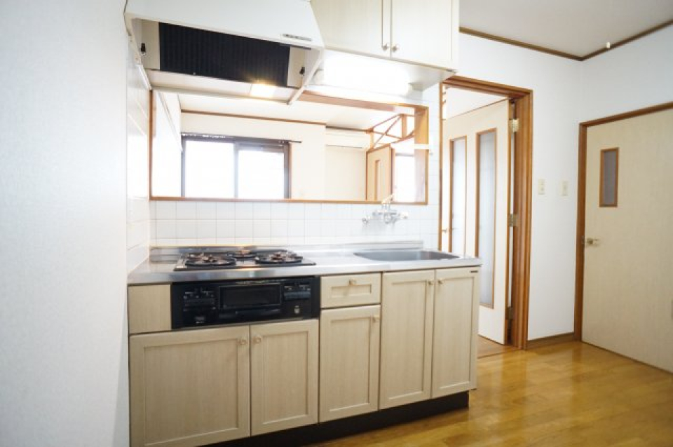 カウンターキッチンは3口コンログリル付きで、料理の幅も広がりそう。