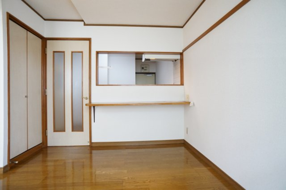 キッチンの前にはカウンターがあり、食事をするにも作業をするのにもちょうど良さそうですね！