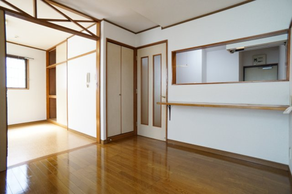 ダイニング５帖の横には洋室が６帖あります。