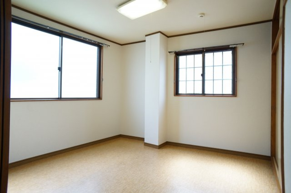 窓が2面採光で自然光をたっぷりと取り入れてください！