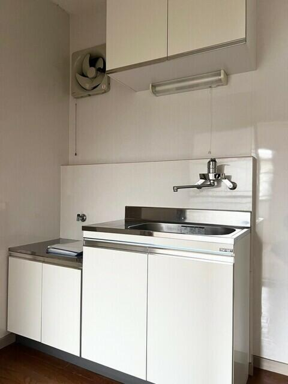 キッチンです。2口のガスコンロ付きです。