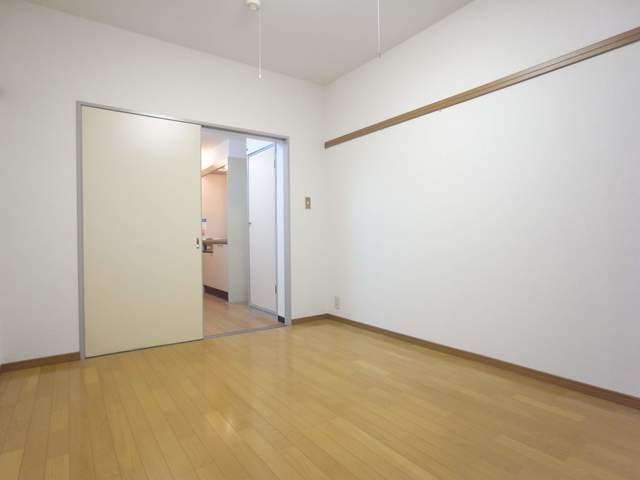 キッチン側との境に扉があります