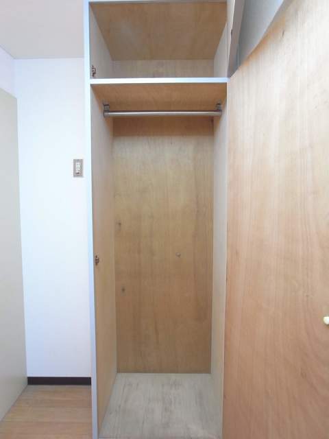 コンパクトな収納には、掃除機や日用品をしまうのにいいかも