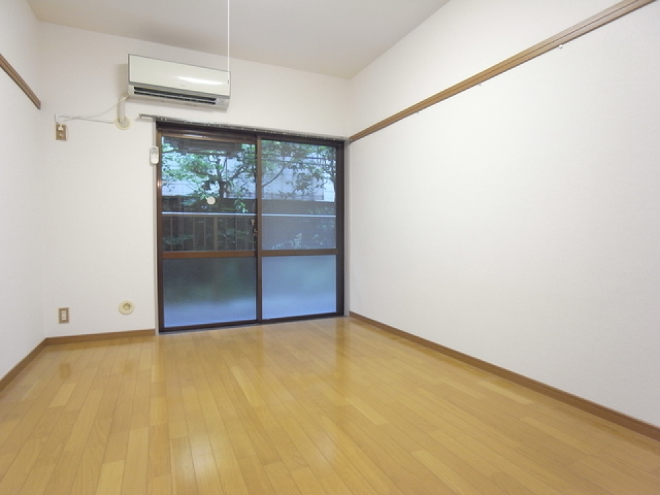 どちらの壁側にベッドを置こうか？？悩ましいところ