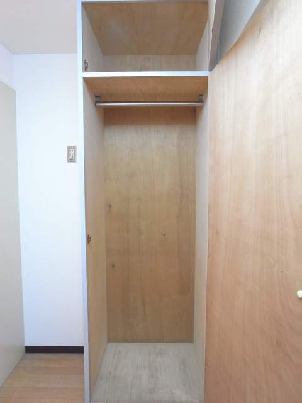 コンパクトな収納には、掃除機や日用品をしまうのにいいかも