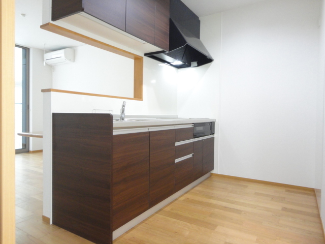 ブラウンで落ち着いたデザインのカウンターキッチン。部屋が見渡せるのは嬉しいポイントですね。