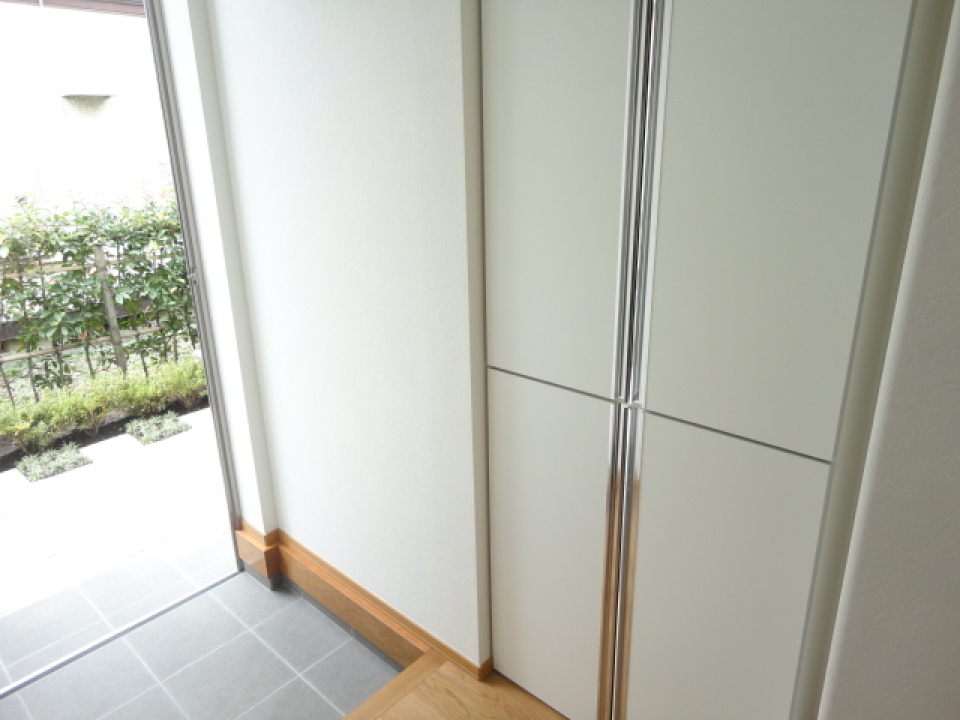 玄関はグレーと白を用いており、パッと明るい雰囲気です。