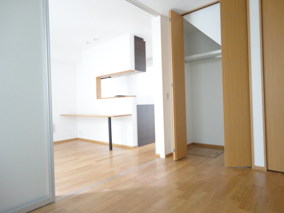 5.4帖の洋室からもリビングやキッチンが見え、開放感があります。