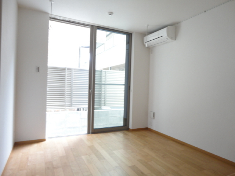 10.18帖のリビングダイニングには天井まで続く掃き出し窓があり、目一杯の光を取り込んでくれます。