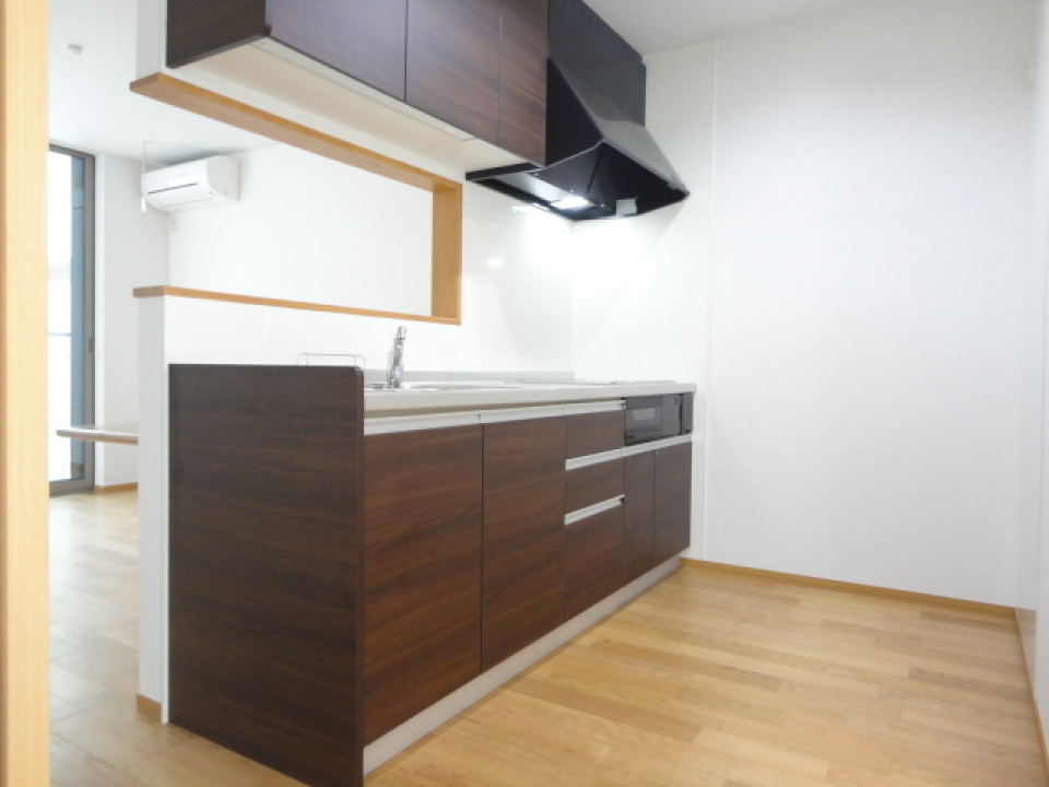 ブラウンで落ち着いたデザインのカウンターキッチン。部屋が見渡せるのは嬉しいポイントですね。