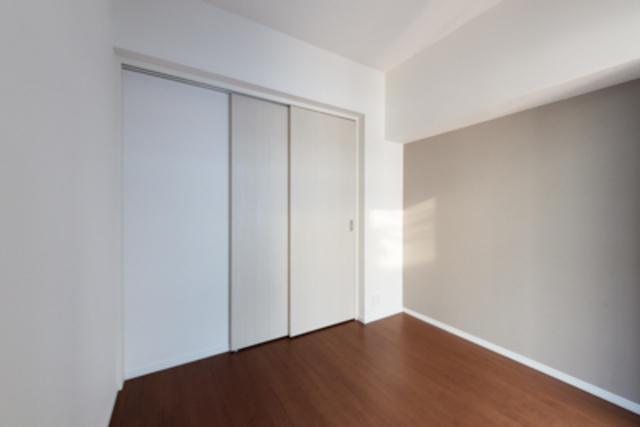 可動式のスライドドアで洋室とダイニングキッチンとを空間を区切ることができます。※写真は同タイプ住戸です。