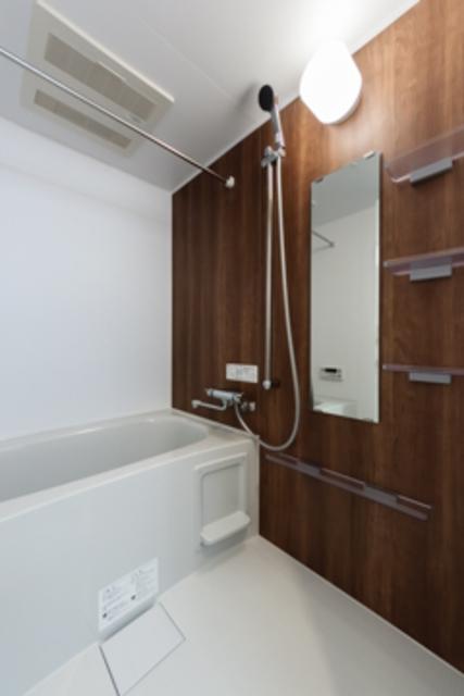 ブラウンのパネルが落ち着いた雰囲気の浴室にしてくれています。※写真は同タイプ住戸です。