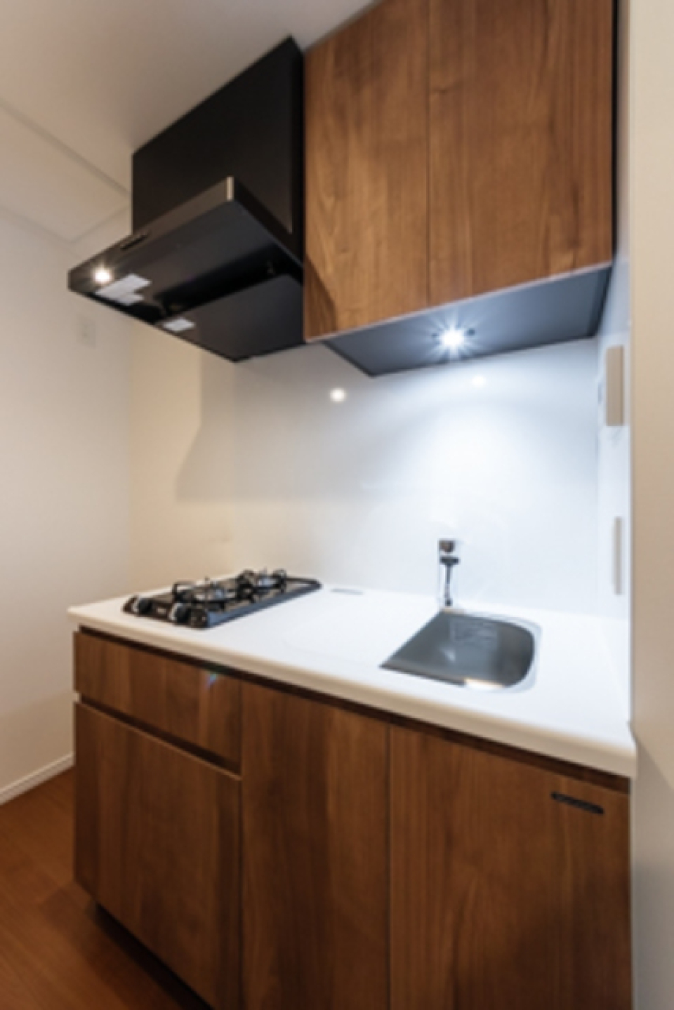 ２口のガスコンロがあります。手元を明るく照らしてくれる照明があります。※写真は同タイプ住戸です。