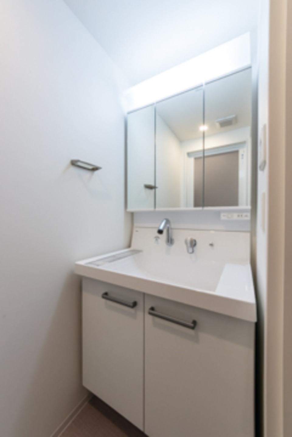 シンプルな白い洗面台です。※写真は同タイプ住戸です。