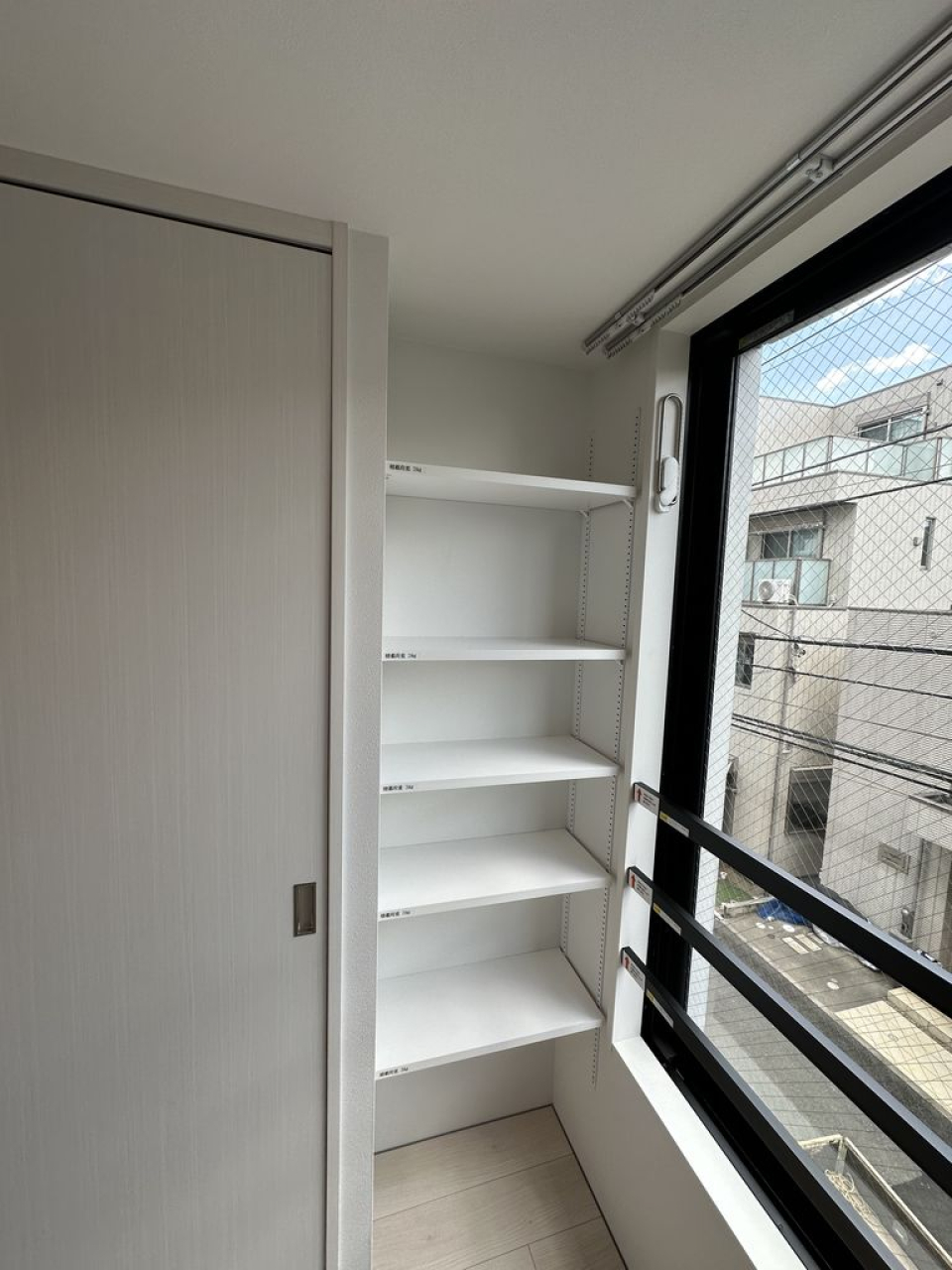 窓際に収納スペースがあります。収納としてはもちろんですが、好きなものを飾って癒し空間にしても良いですね。