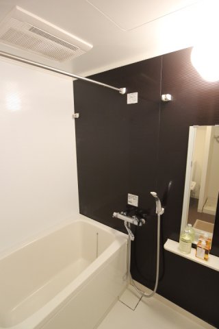 浴室乾燥機が付いているので、天候を問わずお洗濯物が乾きます。

※色が異なる場合がございますので、現地にて確認下さい。（参考写真）