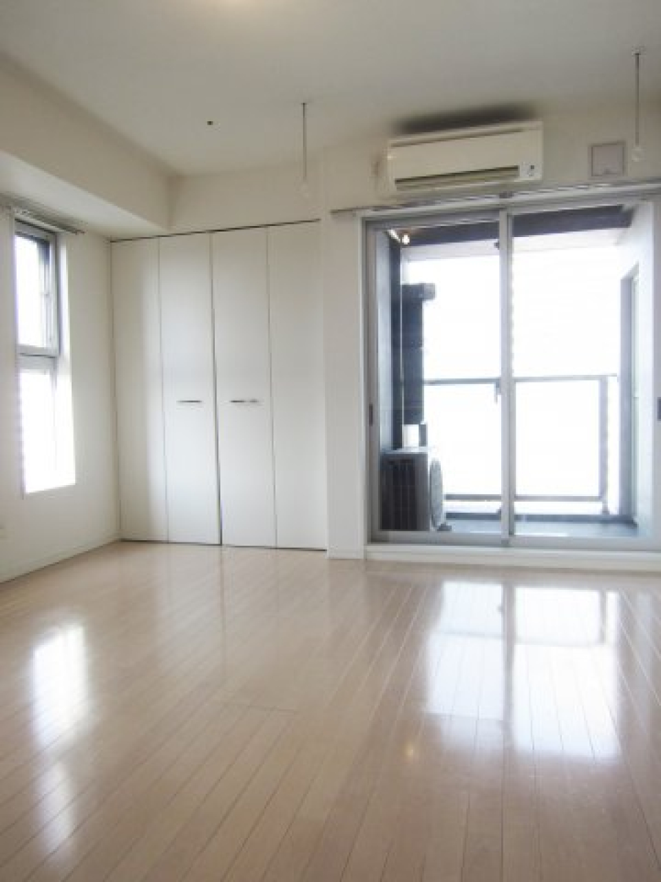 駅周辺は、飲食店やスーパーが立ち並び、生活に便利な街並みです。

※色が異なる場合がございますので、現地にて確認下さい。（参考写真）